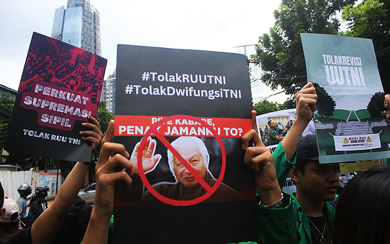 Sejumlah pendemo berdatangan ke gedung DPR guna menentang revisi UU TNI yang baru disahkan pada Kamis (20/03). Walaupun mendapat penolakan di masyarakat, DPR tetap mengesahkan revisi UU TNI dalam rapat paripurna pada Kamis (20/03) pagi. Mahasiswa dan pegiat prodemokrasi di sejumlah daerah menggelar unjuk rasa untuk menolaknya. Robinson Nainggolan