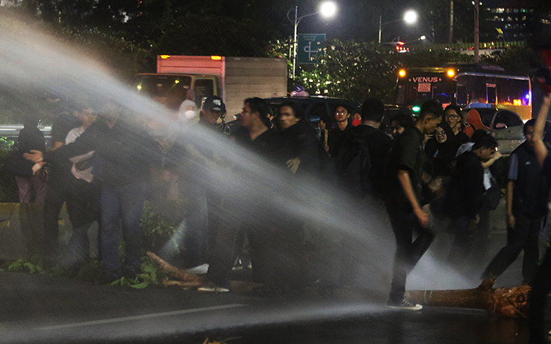 Jakarta kembali memanas! Aksi demonstrasi menolak Undang-Undang (UU) TNI yang digelar di sekitar Gedung DPR/MPR RI, Jakarta Pusat, akhirnya dibubarkan secara paksa oleh polisi pada Kamis (20/3/2025) malam ini. Robinsar Nainggolan