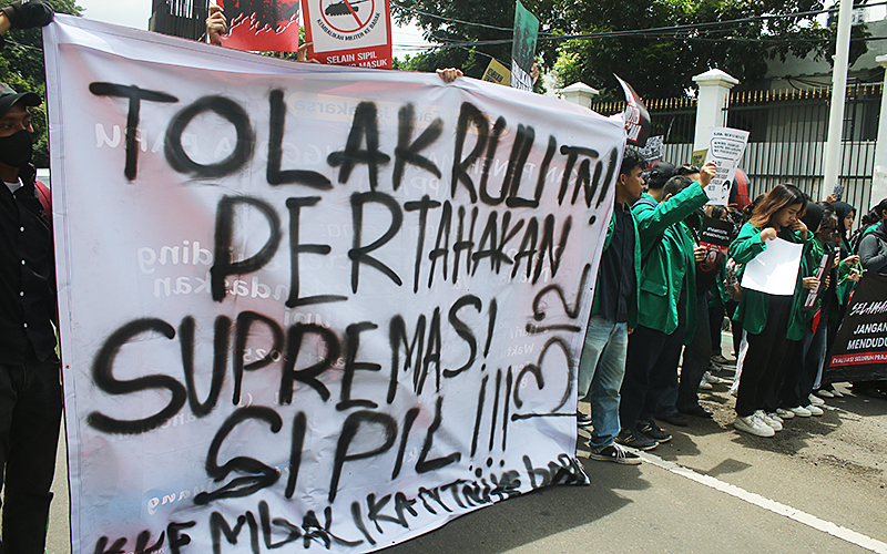 Sejumlah pendemo berdatangan ke gedung DPR guna menentang revisi UU TNI yang baru disahkan pada Kamis (20/03). Walaupun mendapat penolakan di masyarakat, DPR tetap mengesahkan revisi UU TNI dalam rapat paripurna pada Kamis (20/03) pagi. Mahasiswa dan pegiat prodemokrasi di sejumlah daerah menggelar unjuk rasa untuk menolaknya. Robinson Nainggolan