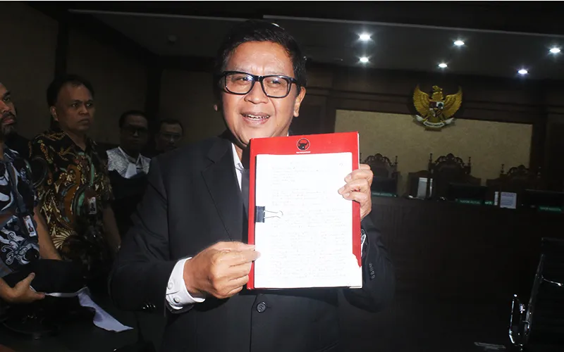 Sekjen DPP PDIP Hasto Kristiyanto menjalani sidang pembacaan eksepsi di Pengadilan Tipikor, Jakara Pusat, Jumat (21/3/2025). Hasto meminta majelis hakim membebaskan dirinya dari kasus dugaan suap dan perintangan penyidikan perkara korupsi tersangka Harun Masiku sebagaimana didakwakan JPU KPK karena ada keraguan mendasar dalam pembuktian dakwaan baik dalam hal kejelasan unsur pidana maupun ketepatan penerapan hukum. Robiinsar Nainggolan