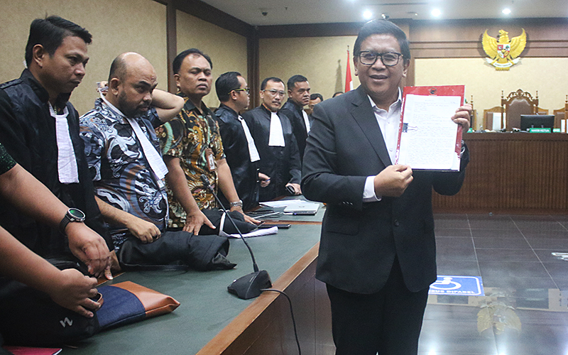 Sekjen DPP PDIP Hasto Kristiyanto menjalani sidang pembacaan eksepsi di Pengadilan Tipikor, Jakara Pusat, Jumat (21/3/2025). Hasto meminta majelis hakim membebaskan dirinya dari kasus dugaan suap dan perintangan penyidikan perkara korupsi tersangka Harun Masiku sebagaimana didakwakan JPU KPK karena ada keraguan mendasar dalam pembuktian dakwaan baik dalam hal kejelasan unsur pidana maupun ketepatan penerapan hukum. Robiinsar Nainggolan