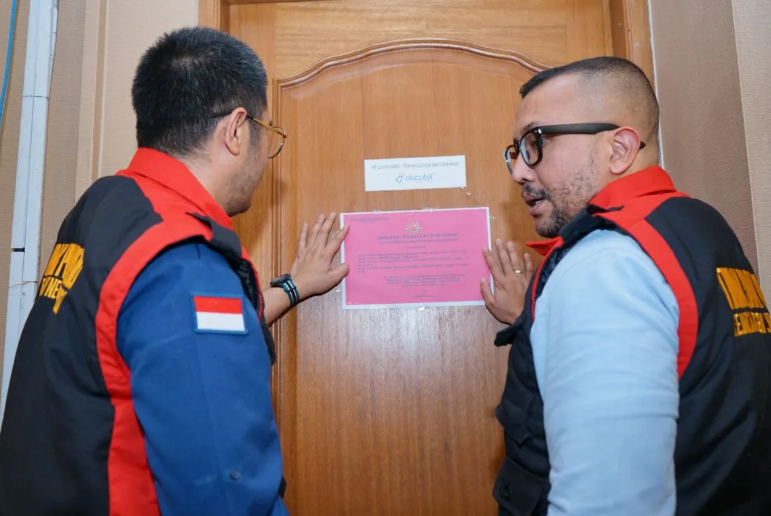 Penyidik Kejari Jakarta Pusat penyegelan di kantor Komdigi. (dok. Kejari Jakpus)