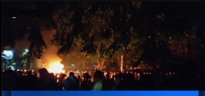 Suasana massa pendemo RUU TNI saat menjelang perusakan sebuah bank di bandung foto : Youtube tribunejabar video