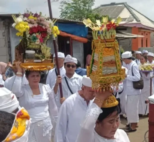 Umat Hindu se-Jabodetabek melaksanakan Upacara Melasti di Cilincing, Jakarta Utara, Minggu (23/3/2025). (Antaranews)
