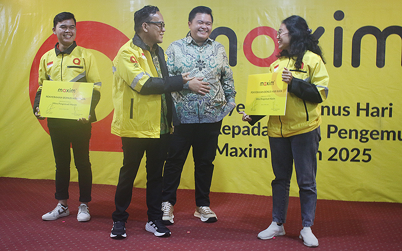 Immanuel Ebenezer Berikan BHR Kepada Pengemudi Ojol