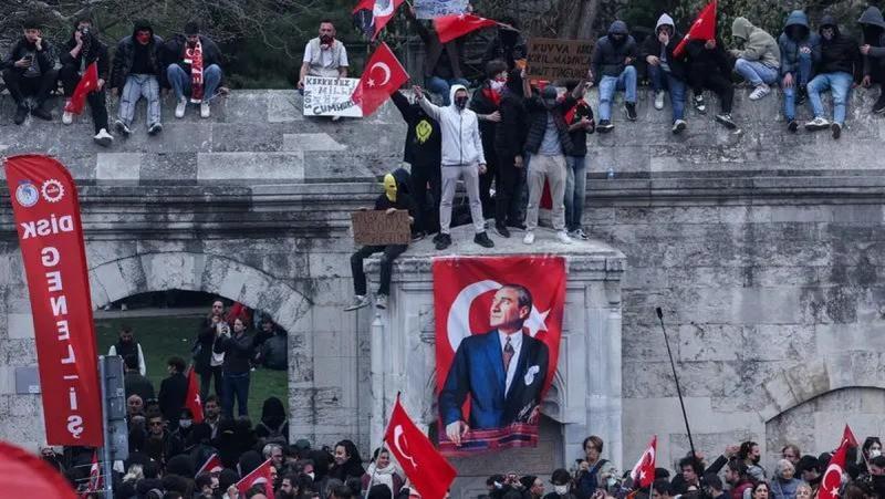Buntut Unjuk Rasa Penahanan Wali Kota Istanbul, 1.113 Pedemo Ditangkap. (detik).