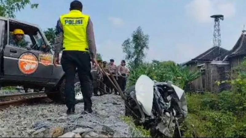 Kereta Api Batara Kresna Tabrak Mobil di Sukoharjo, 4 Orang Tewas. (Istimewa).