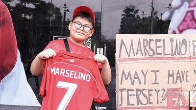 Kenneth langsung diberikan jersey milik Marselino (Dok.Timnas Indonesia)