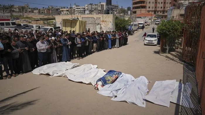 Warga melakukan salat jenazah tewas dalam serangan tentara Israel di Khan Younis, Jalur Gaza selatan, pada hari pertama hari raya Idul Fitri, Minggu (30/3/2025).AP Photo/Abdel Kareem Hana 