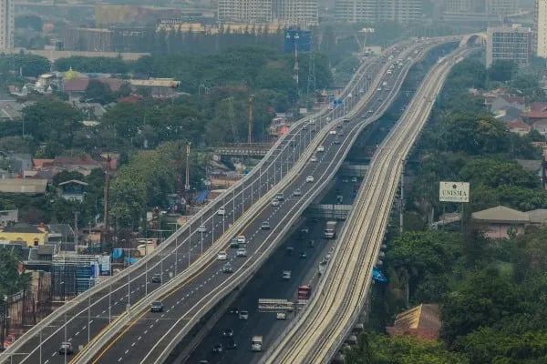 Hari Ke-2 Lebaran, Situasi Jalan Tol Jakarta-Cikampek Lancar foto : ekonomi.bisnis.com