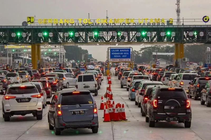 Hari ini Tol Cikampek Macet Merayap Hingga Mengular ke Cipali    foto kompas