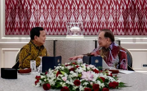 Presiden RI Prabowo Subianto berbincang dengan Perdana Menteri (PM) Malaysia Anwar Ibrahim dalam rangka Halalbihalal di Putera Jaya, Malaysia, Minggu (6/4/2025). (Instagram: /@anwaribrahim_my)
