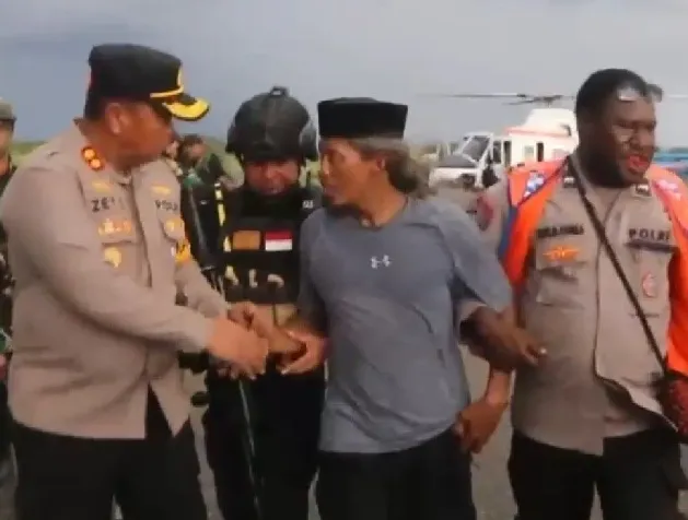 Seorang pendulang emas (berpeci) yang berhasil lolos dari sergapan KKB di Yahukimo dievakuasi oleh Satgas Cartenz. (Satgas Cartenz via Antaranews)
