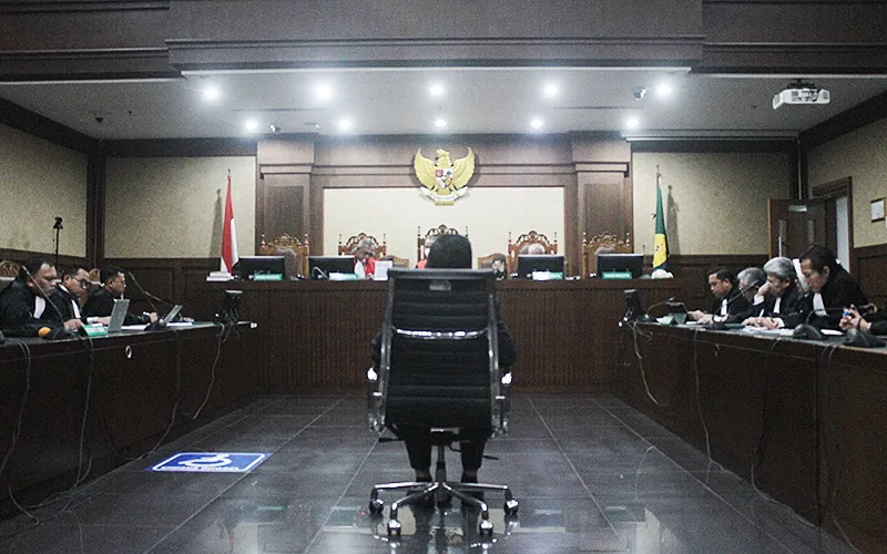 Ilustrasi hakim dalam sidang. Konteks foto: Terdakwa kasus suap dan perintangan penyidikan perkara korupsi tersangka Harun Masiku pada rentang waktu 2019-2024 Hasto Kristiyanto menjalani sidang putusan sela di Pengadilan Tipikor, Jakarta, Jumat (11/4/2025). Majelis hakim Pengadilan Tindak Pidana Korupsi (Tipikor) menolak nota keberatan atau eksepsi yang disampaikan oleh terdakwa. Robinsar Nainggolan