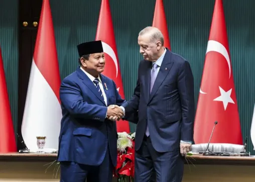 Presiden RI Prabowo Subianto dan Presiden Turki Erdogan saling berjabat tangan usai pertemuan bilateral di Ankara, Turki, Kamis (10/4/2025). (Antara) 