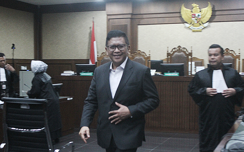 Terdakwa kasus suap dan perintangan penyidikan perkara korupsi tersangka Harun Masiku pada rentang waktu 2019-2024 Hasto Kristiyanto menjalani sidang putusan sela di Pengadilan Tipikor, Jakarta, Jumat (11/4/2025). Majelis hakim Pengadilan Tindak Pidana Korupsi (Tipikor) menolak nota keberatan atau eksepsi yang disampaikan oleh terdakwa. Robinsar Nainggolan