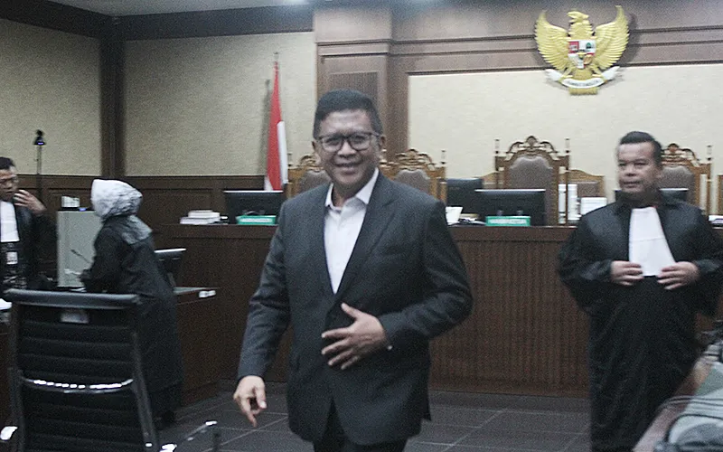 Terdakwa kasus suap dan perintangan penyidikan perkara korupsi tersangka Harun Masiku pada rentang waktu 2019-2024 Hasto Kristiyanto menjalani sidang putusan sela di Pengadilan Tipikor, Jakarta, Jumat (11/4/2025). Majelis hakim Pengadilan Tindak Pidana Korupsi (Tipikor) menolak nota keberatan atau eksepsi yang disampaikan oleh terdakwa. Robinsar Nainggolan