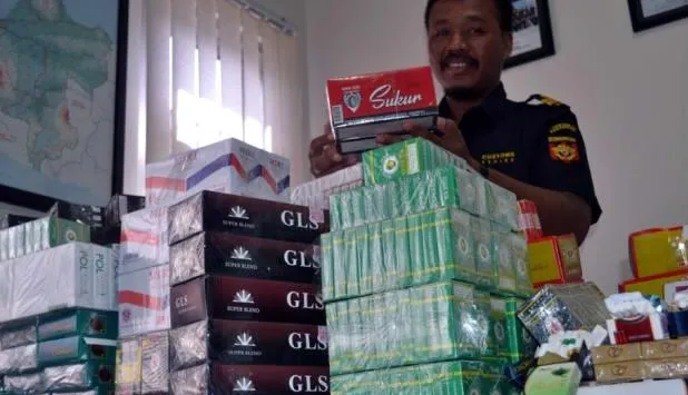 Ilustrasi: Petugas bea dan cukai melakukan penindakan terhadap pabrik rokok ilegal di Jepara, Kamis (5/12/2013). (Tribunnews)