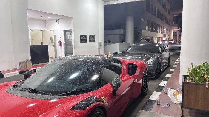 Kasus Vonis Kasus Ekspor CPO, Kejagung Sita Ferrari-Mata Uang Asing. (Istimewa).