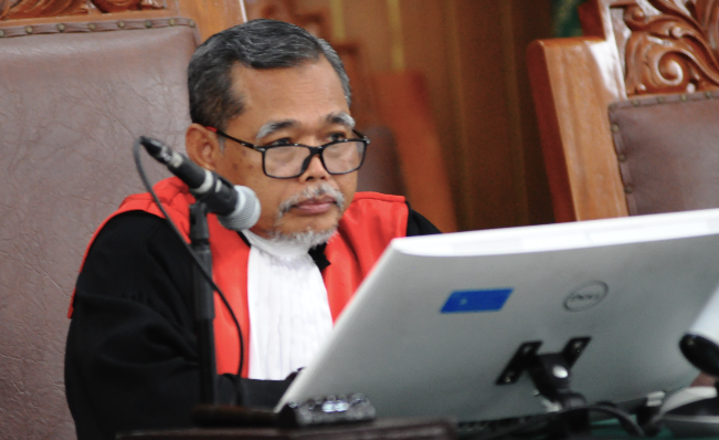 Djuyamto, Hakim di PN Jakarta Selatan, ditetapkan oleh penyidik Kejaksaan Agung sebagai tersangka dalam kasus dugaan suap senilai Rp60 miliar perkara korupsi minyak goreng, Minggu (13/4/2025). (Law-justice)
