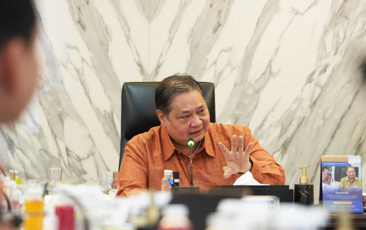 Menteri Koordinator Bidang Perekonomian Airlangga Hartarto menyampaikan keterangan pers terkait rencana keberangkatan delegasi RI ke AS, Senin (14/4/2025). (Ekon.go.id)