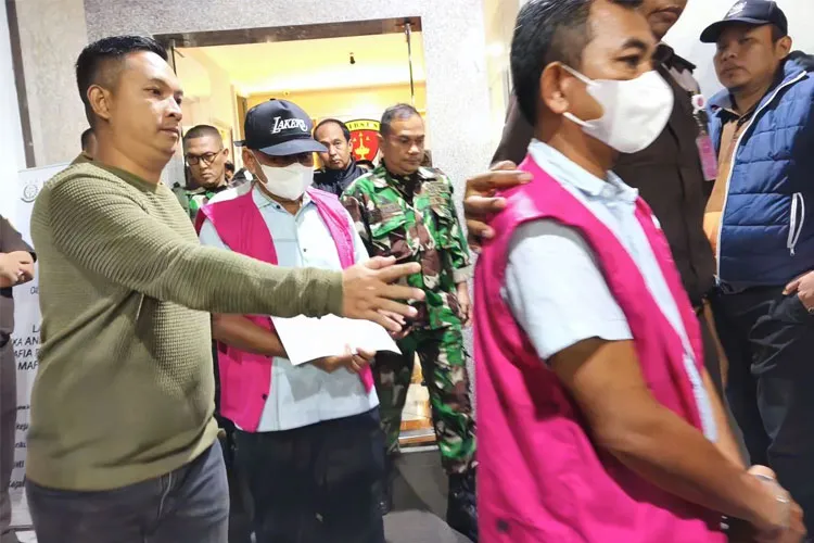 Buat Gerbang Rumah Dinas Rp6,9 M, Eks Bupati Lampung Timur Tersangka. (Times Indoensia).