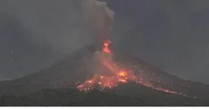 Simak Cara Bersihkan Abu Vulkanik Anak Krakatau di Rumah dengan Aman