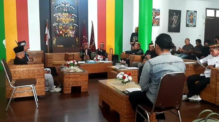 Pembuat Konten Parodi Wawancara Gubernur Kalteng Disidang Dewan Adat. (Tribun).