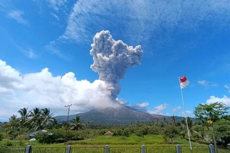 Gunung Lewotobi Meletus Tinggi Kolom Abu 4 Km  Foto : regional.kompas.com