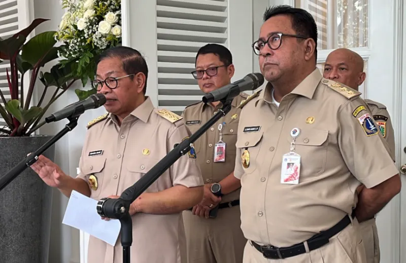 Gubernur Jakarta Pramono Anung, dan Wakil Gubernur Jakarta Rano Karno jumpa pers usai rapat terbatas salah satunya membahas kisruh Bank DKI di Balai Kota DKI Jakarta, pada Selasa (8/4/2025). (RRI)