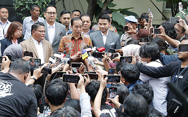 Presiden ke-7 RI, Joko Widodo (Jokowi) ke Polda Metro Jaya diduga untuk melaporkan sejumlah pihak terkait tuduhan ijazah palsu pada Rabu (30/4/2025). Jokowi melaporkan lima orang terlapor dengan Pasal 310 dan 311 KUHP tentang pencemaran nama baik serta Pasal 27a, Pasal 32, dan Pasal 35 UU Informasi dan Transaksi Elektronik (ITE). Robinsar Nainggolan