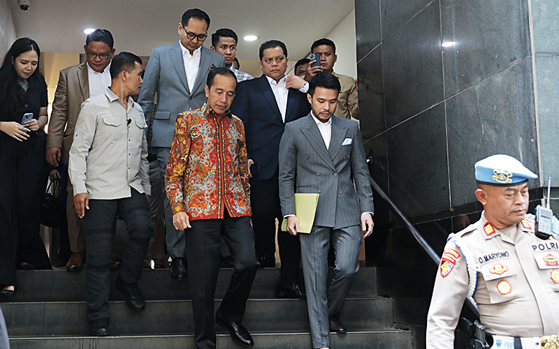 Presiden ke-7 RI, Joko Widodo (Jokowi) ke Polda Metro Jaya diduga untuk melaporkan sejumlah pihak terkait tuduhan ijazah palsu pada Rabu (30/4/2025). Jokowi melaporkan lima orang terlapor dengan Pasal 310 dan 311 KUHP tentang pencemaran nama baik serta Pasal 27a, Pasal 32, dan Pasal 35 UU Informasi dan Transaksi Elektronik (ITE). Robinsar Nainggolan