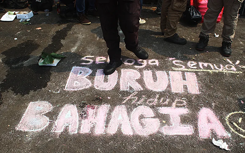 Aliansi Gerakan Buruh Bersama Rakyat atau Gebrak menggelar aksi peringatan Hari Buruh Internasional atau May Day di depan Gedung DPR, Jakarta Pusat, Kamis, 1 Mei 2025. Menurut aliansi ini, Indonesia di bawah kepemimpinan Prabowo Subianto dan Gibran Rakabuming Raka belum menunjukkan perubahan kebijakan secara struktural yang pro terhadap perlindungan dan kesejahtaraan bagi seluruh rakyat indonesia. Robinsar Nainggolan