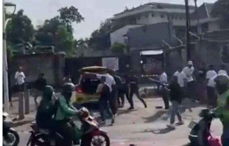 Kata Polisi soal Viral Bentrok 2 Massa Bersenpi & Samurai di Kemang. (Istimewa).