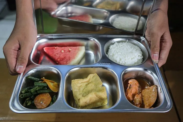 Usai Santap Makan Bergizi Gratis, Ratusan Siswa SMP Bandung Keracunan. (Istimewa).