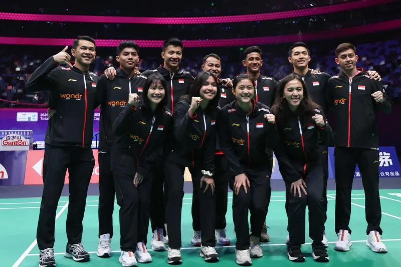 Tim Indonesia berpose untuk foto sebelum pertandingan perempat final antara Thailand dan Indonesia di Piala Sudirman BWF di Xiamen, Provinsi Fujian, China tenggara, 2 Mei 2025.(XinHua/Wang Kaiyan)