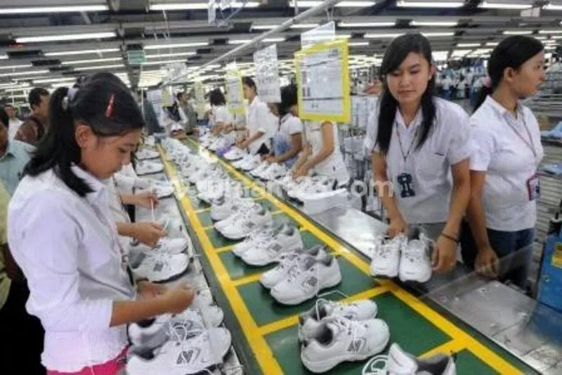 Para karyawan produsen sepatu Adidas, PT Shyang Yao Fung sedang menyiapkan pruduk terbaiknya. (Patrolipost.com)