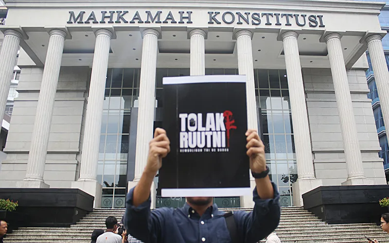 Koalisi Masyarakat Sipil untuk Reformasi Sektor Keamanan mendatangi Mahkamah Konstitusi (MK), Jakarta (7/5/2025) untuk mengajukan uji formil terhadap Undang-Undang TNI Nomor 3 Tahun 2025. Koalisi Masyarakat Sipil melampirkan 98 bukti awal. Mereka berharap hakim MK menunda pemberlakuan UU TNI yang disahkan pada 20 Maret. Robinsar Nainggolan