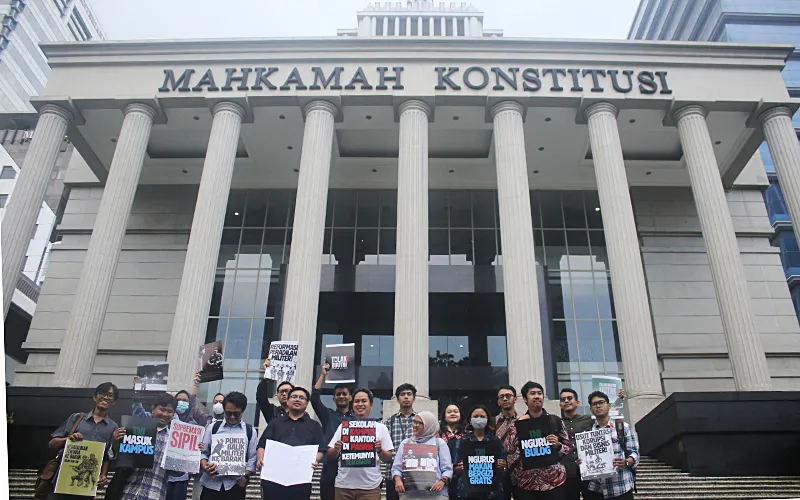 Koalisi Masyarakat Sipil untuk Reformasi Sektor Keamanan mendatangi Mahkamah Konstitusi (MK), Jakarta (7/5/2025) untuk mengajukan uji formil terhadap Undang-Undang TNI Nomor 3 Tahun 2025. Koalisi Masyarakat Sipil melampirkan 98 bukti awal. Mereka berharap hakim MK menunda pemberlakuan UU TNI yang disahkan pada 20 Maret. Robinsar Nainggolan