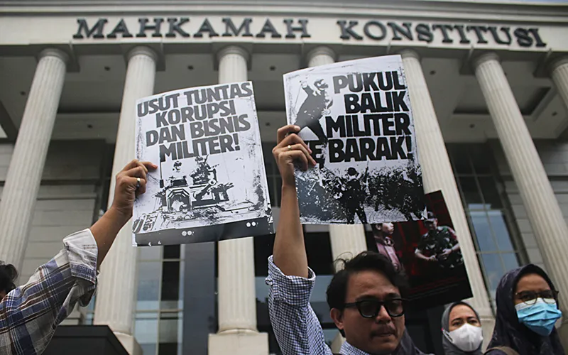 Koalisi Masyarakat Sipil untuk Reformasi Sektor Keamanan mendatangi Mahkamah Konstitusi (MK), Jakarta (7/5/2025) untuk mengajukan uji formil terhadap Undang-Undang TNI Nomor 3 Tahun 2025. Koalisi Masyarakat Sipil melampirkan 98 bukti awal. Mereka berharap hakim MK menunda pemberlakuan UU TNI yang disahkan pada 20 Maret. Robinsar Nainggolan