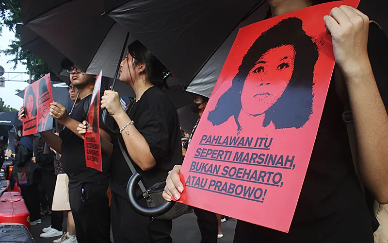 Ratusan massa berpakaian serba hitam memadati kawasan pintu barat Monas, Jakarta Pusat, yang menghadap langsung ke Istana Presiden, pada Kamis (8/5/2025) sore. Mereka menggelar Aksi Kamisan dengan tema “Marsinah Dibunuh karena Melawan” untuk memperingati 32 tahun wafatnya aktivis buruh, Marsinah. Robinsar Nainggolan