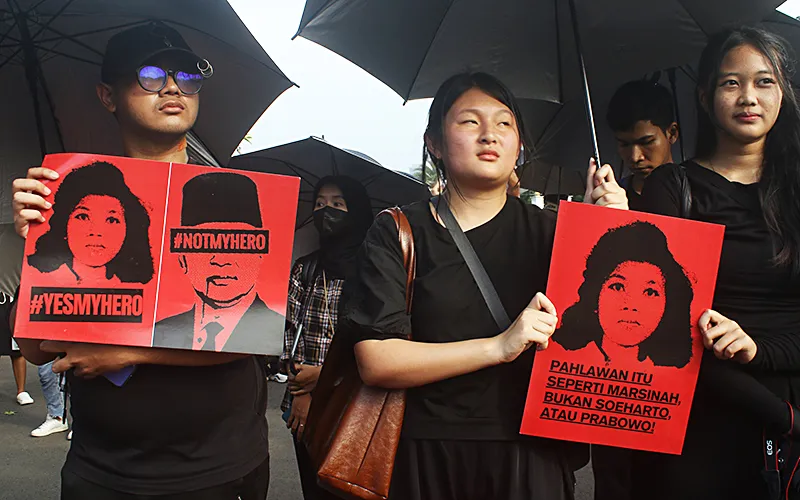 Ratusan massa berpakaian serba hitam memadati kawasan pintu barat Monas, Jakarta Pusat, yang menghadap langsung ke Istana Presiden, pada Kamis (8/5/2025) sore. Mereka menggelar Aksi Kamisan dengan tema “Marsinah Dibunuh karena Melawan” untuk memperingati 32 tahun wafatnya aktivis buruh, Marsinah. Robinsar Nainggolan
