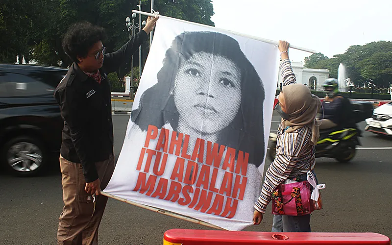 Ratusan massa berpakaian serba hitam memadati kawasan pintu barat Monas, Jakarta Pusat, yang menghadap langsung ke Istana Presiden, pada Kamis (8/5/2025) sore. Mereka menggelar Aksi Kamisan dengan tema “Marsinah Dibunuh karena Melawan” untuk memperingati 32 tahun wafatnya aktivis buruh, Marsinah. Robinsar Nainggolan