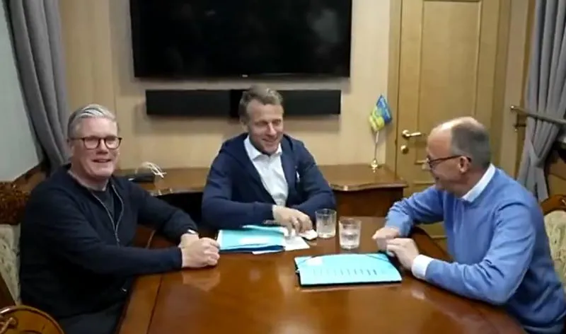 Viral Presiden Perancis Diduga Simpan Kantong Kokain Saat ke Ukraina. (Istimewa).