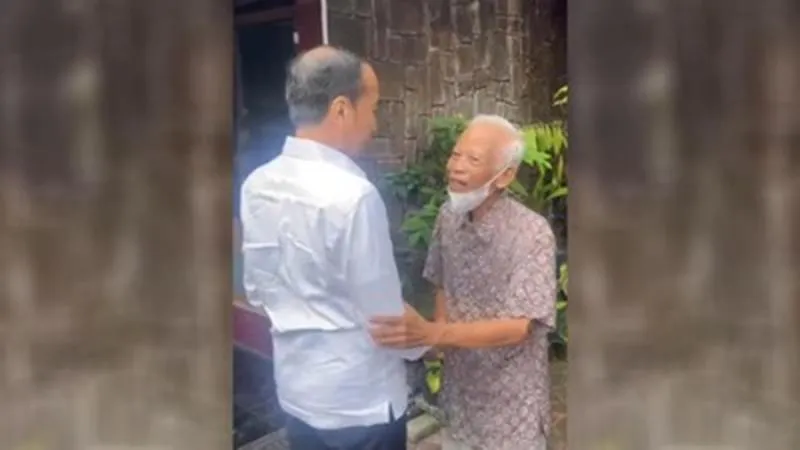 Viral Jokowi Kunjungi Dosen Pembimbingnya saat Kuliah. (Istimewa).
