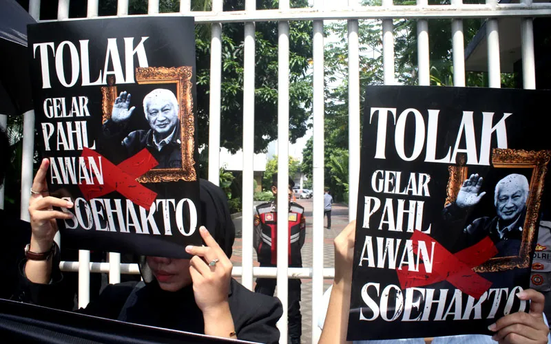 Ada 30 lembaga internasional menolak usulan agar Presiden ke-2 Republik Indonesia Soeharto menerima gelar pahlawan nasional.  Sejumlah elemen yang tergabung dalam Gerakan Masyarakat Sipil Adili Soeharto (Gemas) menggelar aksi unjuk rasa di depan Kantor Kementerian Sosial (Kemensos), Jalan Salemba, Jakarta Pusat pada Kamis (15/5/2025). Robinsar Nainggolan