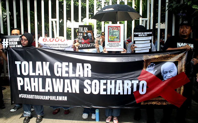 Ada 30 lembaga internasional menolak Presiden ke-2 Republik Indonesia Soeharto menerima gelar pahlawan nasional.  Sejumlah elemen yang tergabung dalam Gerakan Masyarakat Sipil Adili Soeharto (Gemas) menggelar aksi unjuk rasa di depan Kantor Kementerian Sosial (Kemensos), Jalan Salemba, Jakarta Pusat pada Kamis (15/5/2025). Robinsar Nainggolan