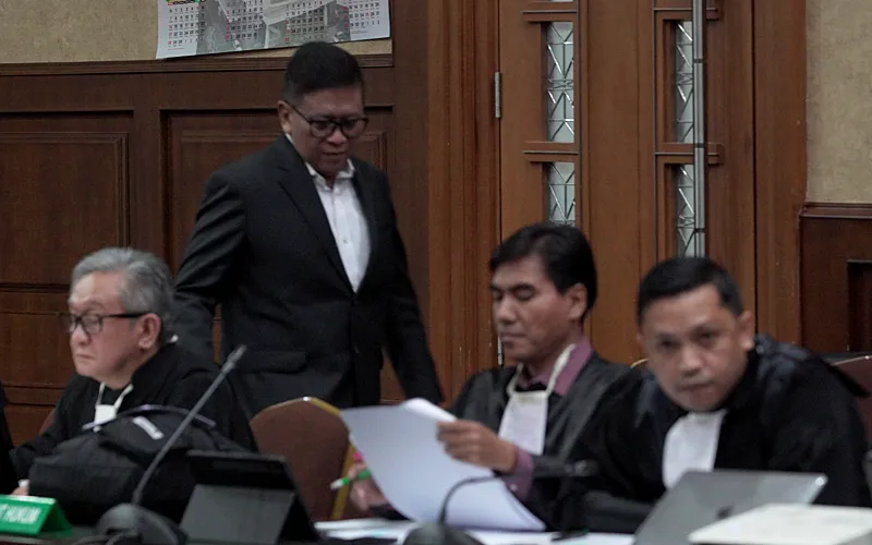 Tim Jaksa Penuntut Umum (JPU) Komisi Pemberantasan Korupsi (KPK) menghadirkan 2 saksi untuk sidang lanjutan perkara perintangan penyidikan kasus Harun Masiku dan suap penetapan anggota DPR 2019–2024, dengan terdakwa Sekjen PDI Perjuangan (PDIP) Hasto Kristiyanto. Salah satu saksi yang dihadirkan hari ini, Jumat (16/5/2025), di Pengadilan Tindak Pidana Korupsi (Tipikor) pada Pengadilan Negeri (PN) Jakarta Pusat yakni mantan Ketua sekaligus Komisioner Komisi Pemilihan Umum (KPU) Hasyim Asyari. R