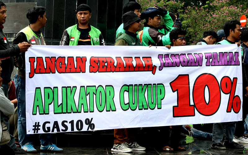 Sejumlah pengemudi ojek daring (ojol) melakukan aksi demonstrasi di kawasan Patung Kuda, Jakarta, Selasa (20/5/2025). Dalam aksinya mereka menutut aplikator untuk menurunkan potongan komisi menjadi 10 persen dan juga mendesak pemerintah untuk menerbitkan UU Transportasi Online Indonesia. Robinsar Nainggolan