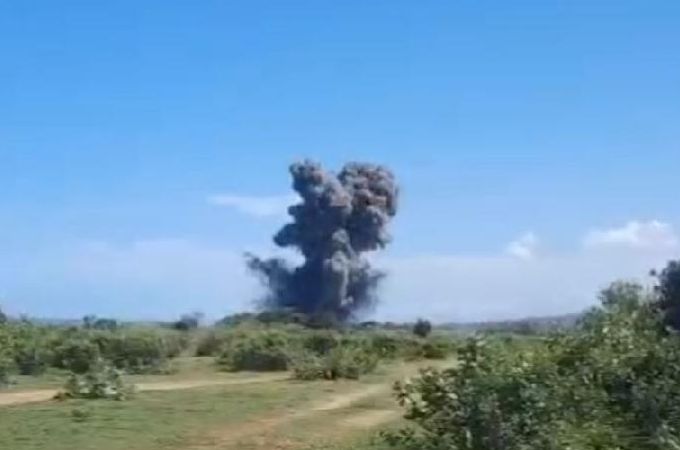 Ilustrasi: Asap membumbung akibat ledakan detonator dalam pemusnahan amunisi kedaluwarsa milik TNI AD di pantai Sagara, Kecamatan Cibalong, Kabupaten Garut, Jawa Barat, Senin (12/25/2025). (Antara Via Tempo)
